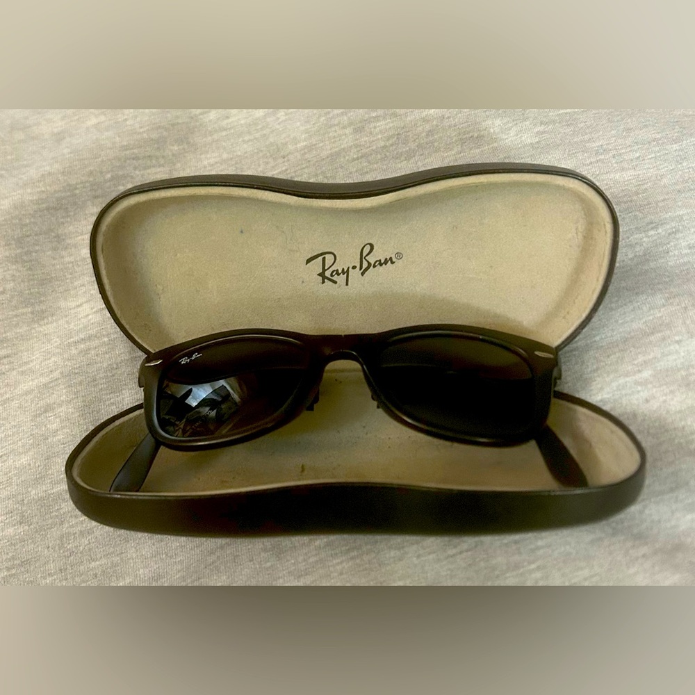 Ray-Ban Black Aviator Sunglasses Classic Design